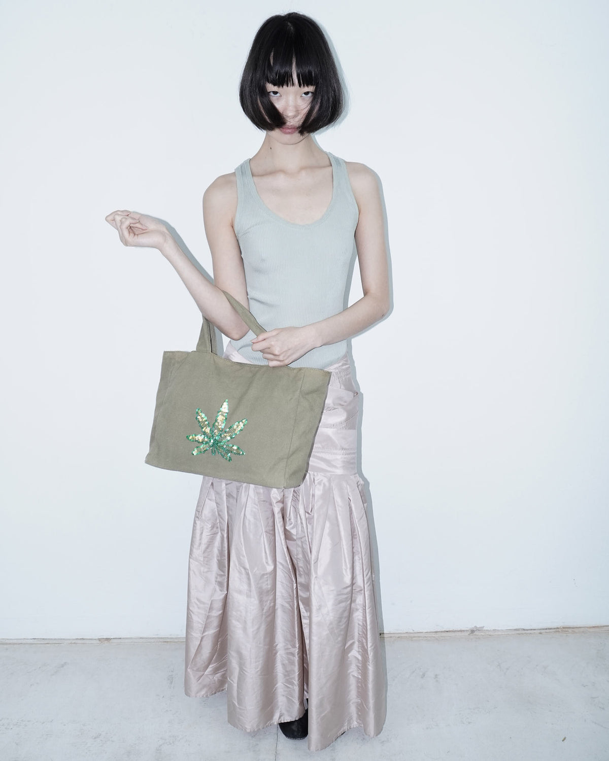 linen bag with sequin funny leaf..