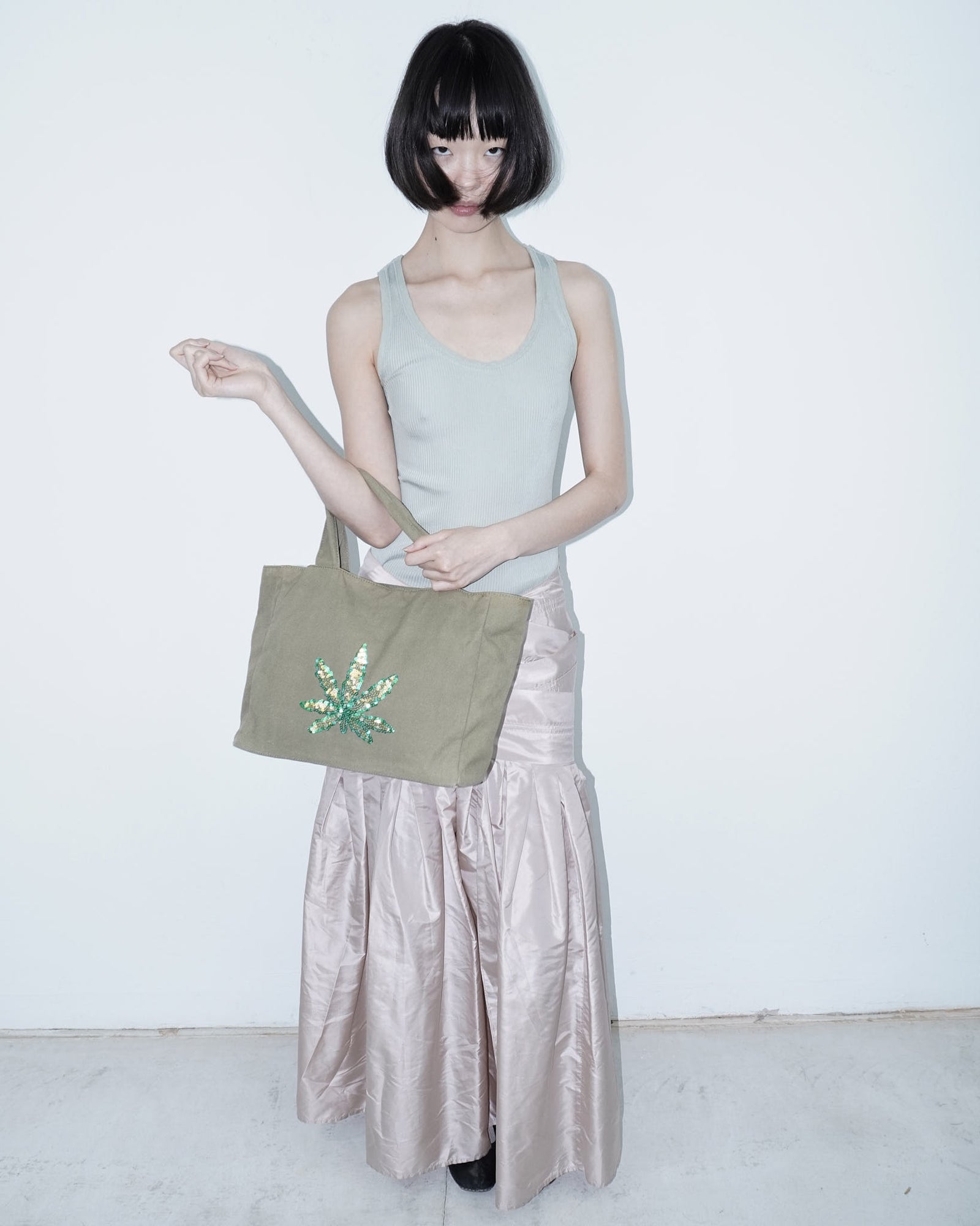 linen bag with sequin funny leaf..