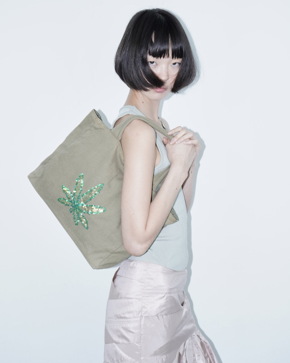 linen bag with sequin funny leaf..