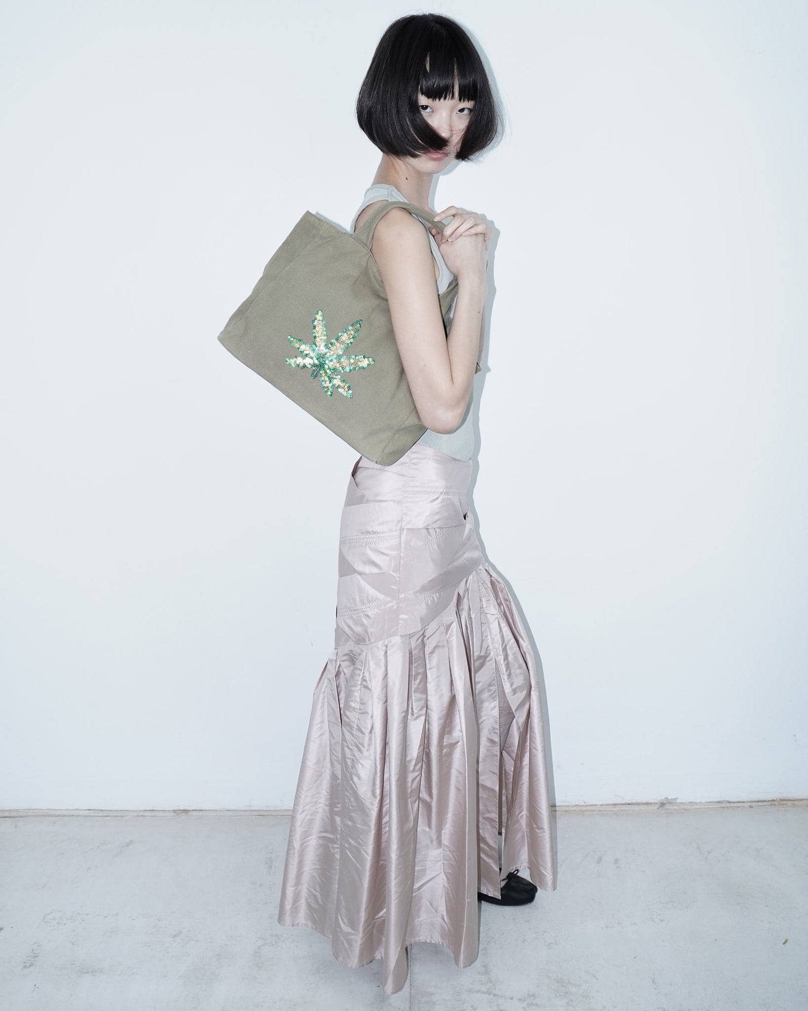linen bag with sequin funny leaf..
