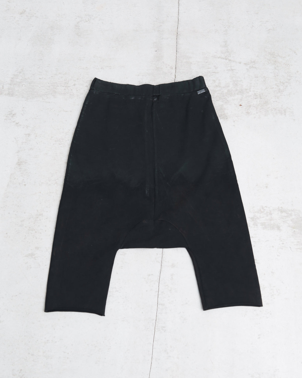 black coated texture bermuda pants