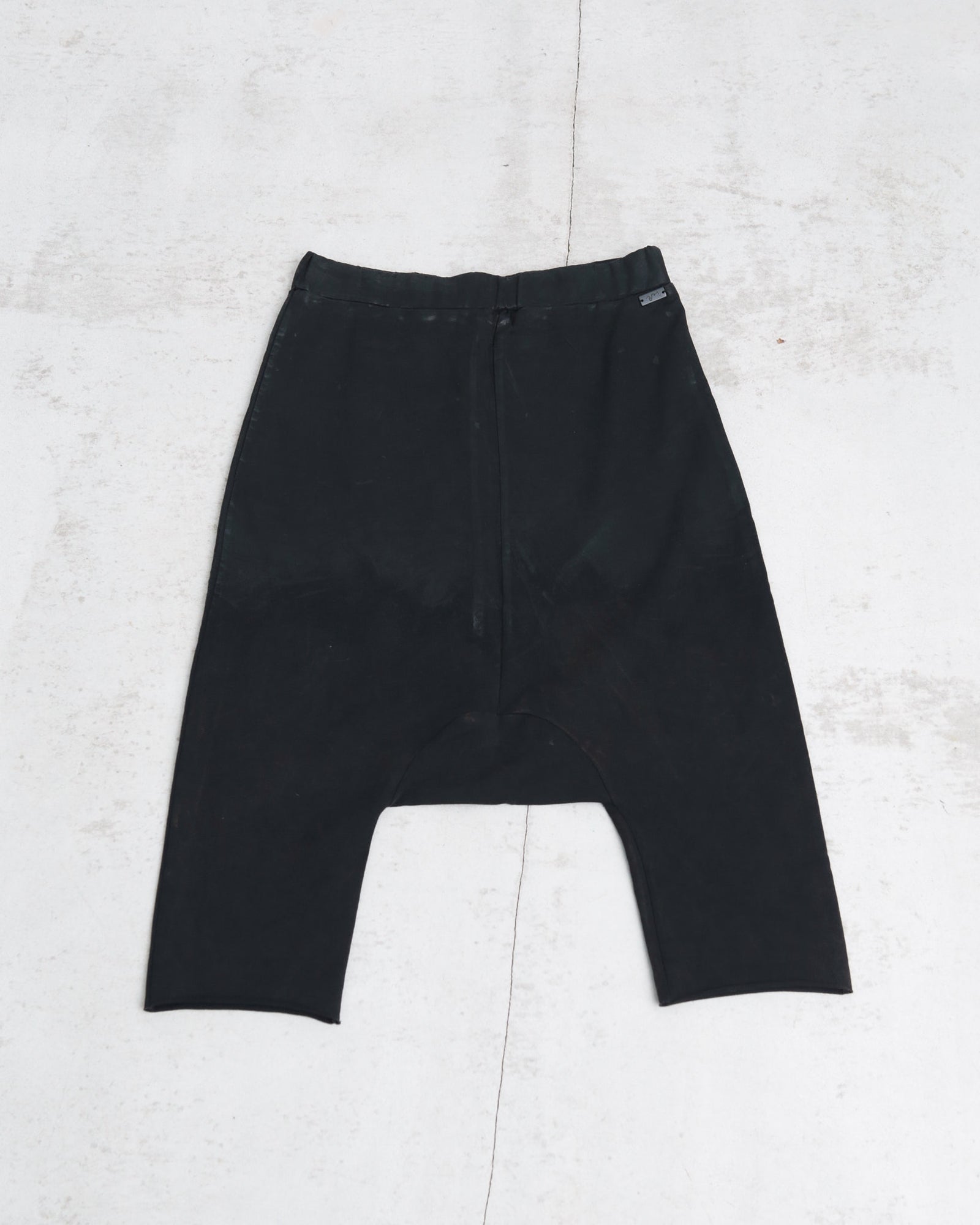 black coated texture bermuda pants