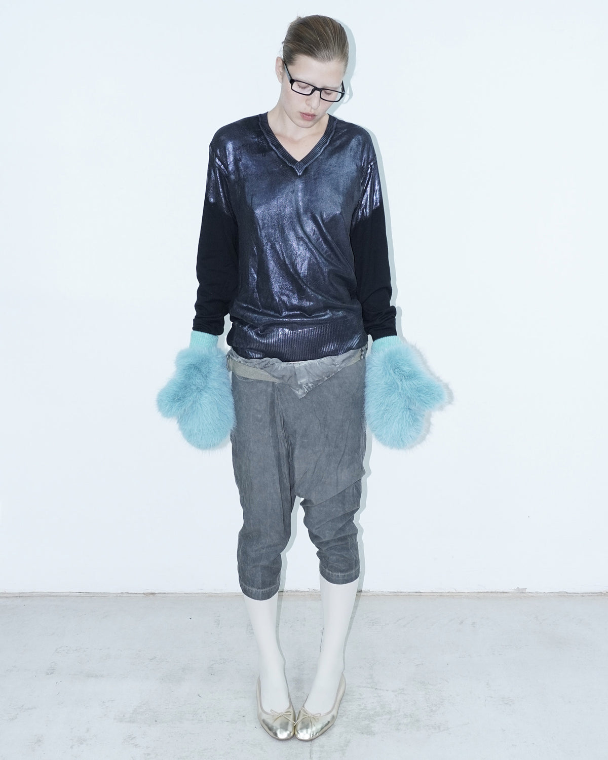 fluffy chunky blue faux-fur gloves