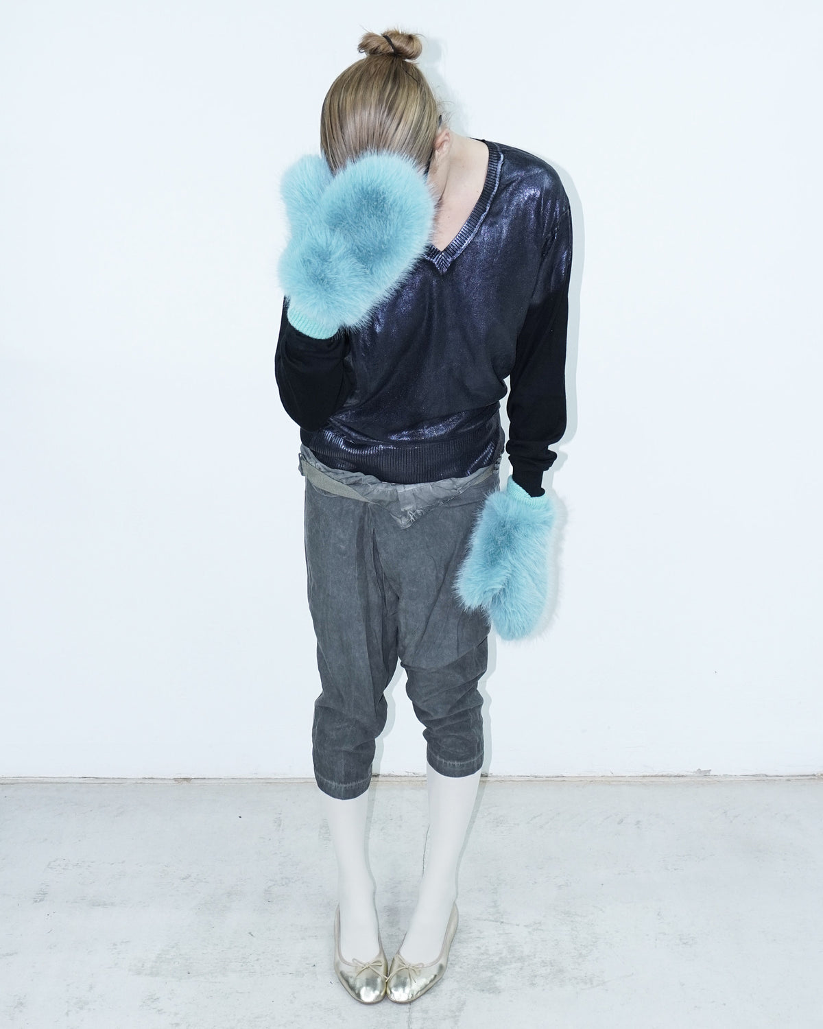 fluffy chunky blue faux-fur gloves