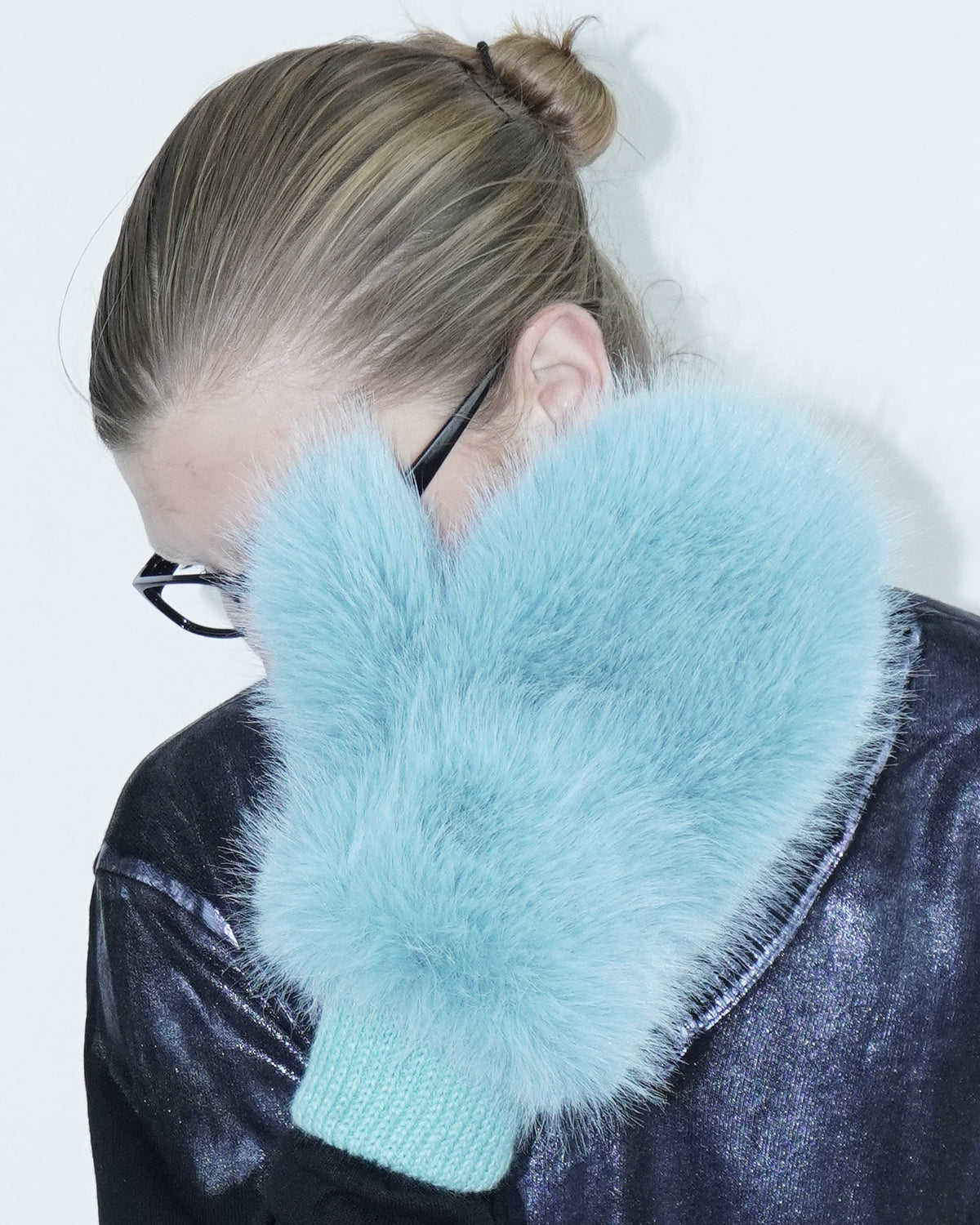 fluffy chunky blue faux-fur gloves