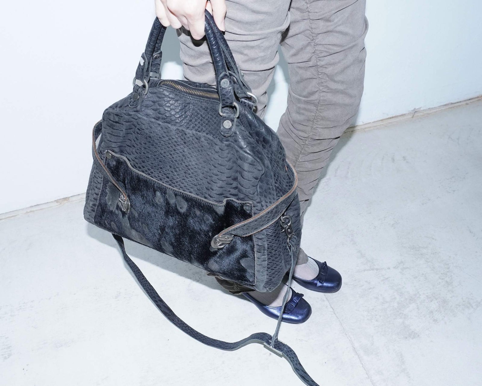 medium black textured leather bag